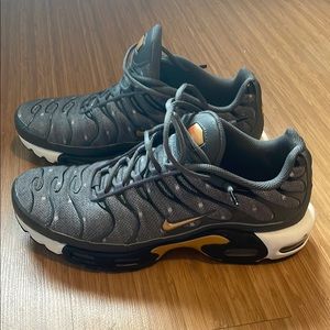Air Max Plus Se Tn Tuned Iron Grey Metallic Gold